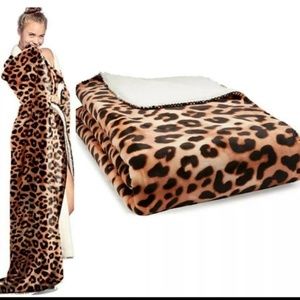 VS PINK soft Sherpa blanket (leopard)